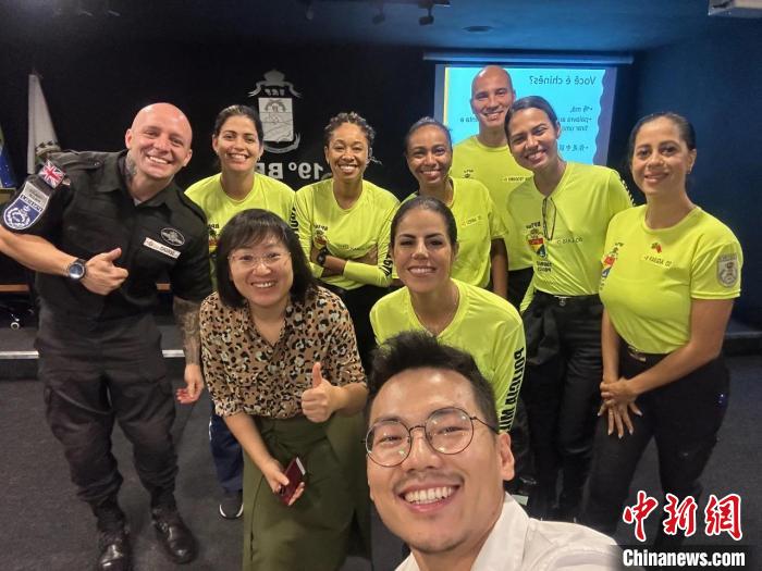 里約旅游警察上中文課?！±锛s熱內(nèi)盧天主教大學(xué)孔子學(xué)院供圖