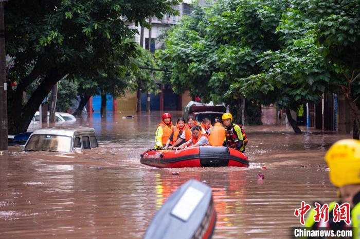 7月4日，萬州區(qū)五橋街道，消防救援人員用沖鋒舟救援轉運被困群眾?！∪矫宪?攝