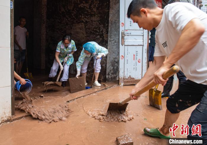 7月4日，萬州區(qū)五橋街道，洪水退去后，居民開展清淤工作?！∪矫宪?攝