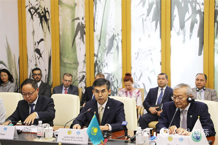 哈薩克斯坦常駐上合組織秘書處代表努爾蘭·阿科什卡羅夫介紹哈薩克斯坦接任輪值主席國后的優(yōu)先工作。人民網(wǎng) 俄布拉依攝