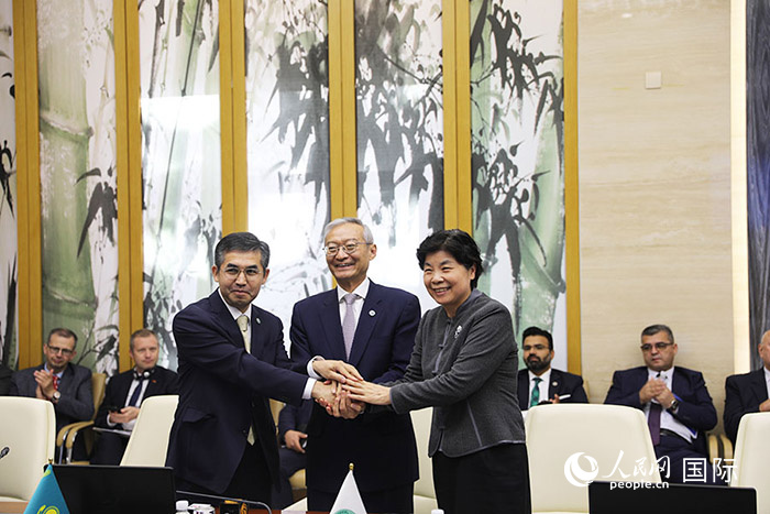 上合組織秘書處、哈駐華使館、上合組織睦鄰友好合作委員會(huì)簽署《聯(lián)合行動(dòng)計(jì)劃》。人民網(wǎng) 俄布拉依攝