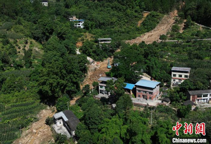 圖為航拍重慶萬(wàn)州救援現(xiàn)場(chǎng)。　陳超 攝