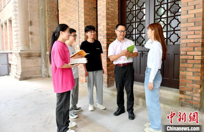 7月4日，臺(tái)灣教師陳昭志正在和學(xué)生交流?！蚊?攝