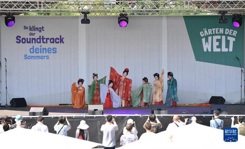 7月8日，在德國柏林世界公園，漢服愛好者進行漢服展示。新華社記者 任鵬飛 攝