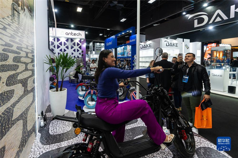 7月10日，在巴西圣保羅舉行的國(guó)際消費(fèi)類電子及家用電器產(chǎn)品展覽會(huì)上，參觀者體驗(yàn)一款電動(dòng)自行車。新華社記者 王天聰 攝