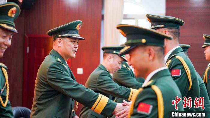 首長為晉銜官兵頒發(fā)任命狀。　張煜梁 攝