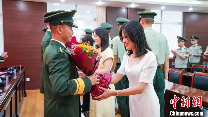 軍屬向晉升警官獻(xiàn)花?！堨狭?攝
