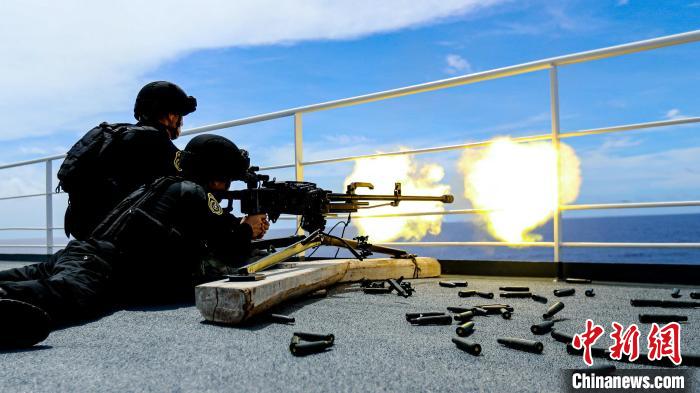 “和平方舟”號醫(yī)院船在西太平洋海域進行反恐反海盜演練。圖為火力組隊員進行警告射擊?！⌒煳?攝