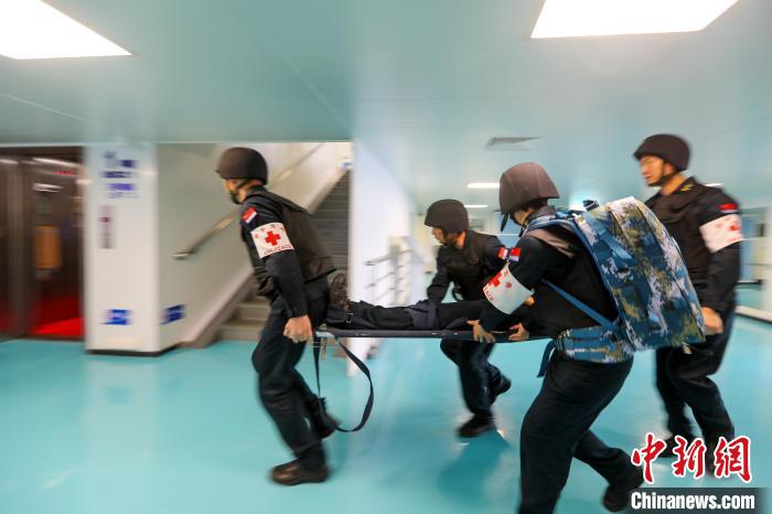 “和平方舟”號醫(yī)院船在西太平洋海域進行反恐反海盜演練。圖為醫(yī)療救護組在轉(zhuǎn)運“傷員”。　徐巍 攝