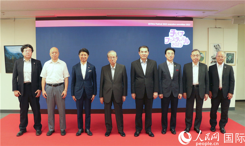 主辦方代表合影。人民網(wǎng) 許可攝