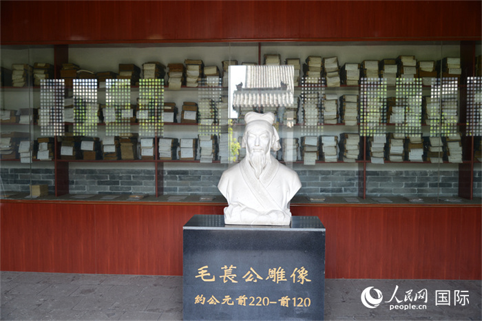 河間詩經(jīng)齋毛萇雕像。雕像后書櫥中陳列的是歷代各版本《詩經(jīng)》及譯本。 人民網(wǎng) 趙昭攝