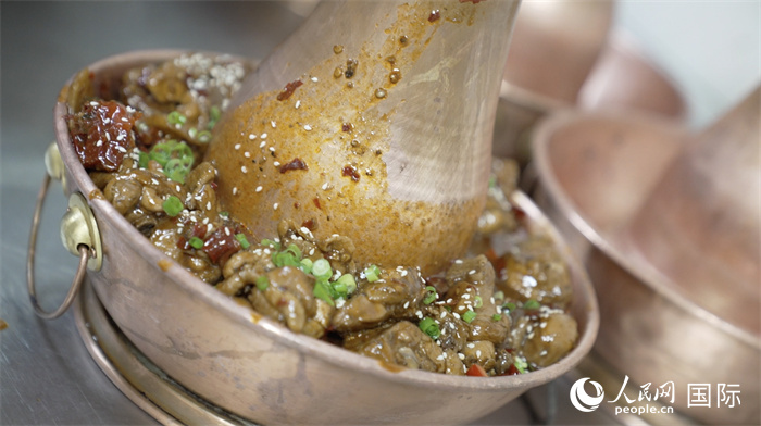 滄州火鍋雞。人民網(wǎng)記者 袁蒙攝