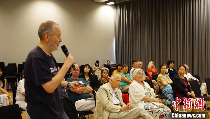 圖為現(xiàn)場(chǎng)觀眾提問(wèn)?！“亓种袊?guó)文化中心供圖