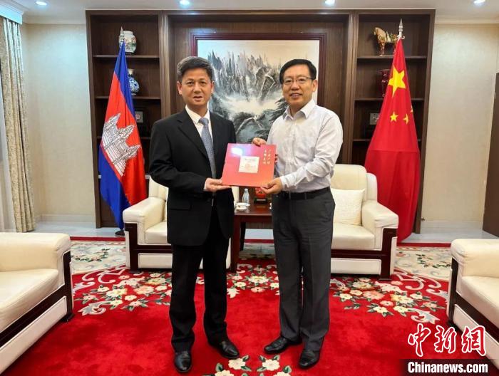 7月12日下午，中國駐柬埔寨大使王文天在金邊會見援柬中醫(yī)醫(yī)療隊(duì)。　中國駐柬埔寨大使館微信公眾號 攝