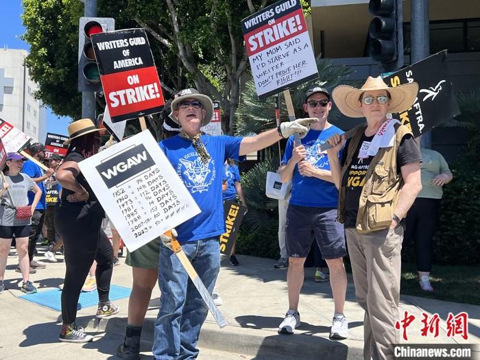 當(dāng)?shù)貢r(shí)間7月14日上午，華納兄弟、迪士尼等美國(guó)影視娛樂(lè)產(chǎn)業(yè)巨頭總部門(mén)前，有成百上千的人高舉“罷工”標(biāo)語(yǔ)牌游行示威。由于未能與美國(guó)電影和電視制片人聯(lián)盟(AMPTP)就新合同達(dá)成協(xié)議，擁有約16萬(wàn)名會(huì)員的好萊塢三大工會(huì)之一美國(guó)影視演員協(xié)會(huì)(SAG-AFTRA)發(fā)起罷工，于14日起在洛杉磯和紐約的十余家制片公司外示威游行。 <a target='_blank' href='/'><p  align=