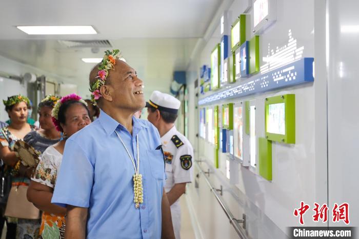 基里巴斯總統(tǒng)等政要參觀海上醫(yī)院?！⌒煳?攝