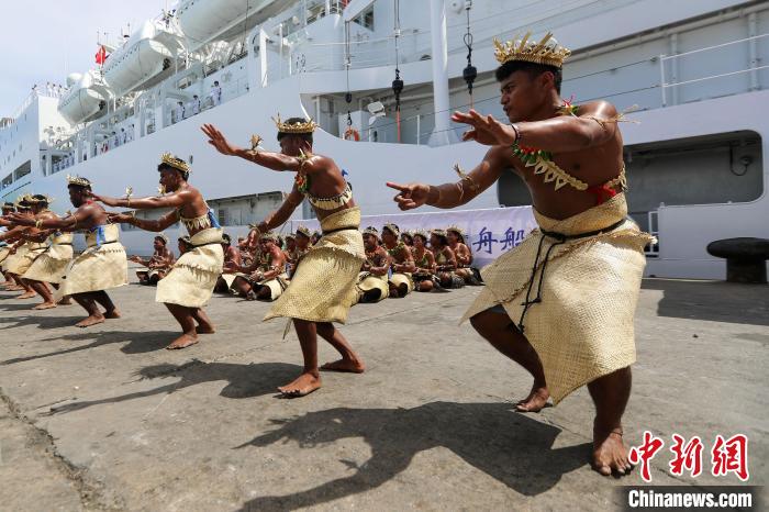 基方民眾表演當(dāng)?shù)靥厣璧?，歡迎“和平方舟”號(hào)醫(yī)院船來(lái)訪?！⌒煳?攝