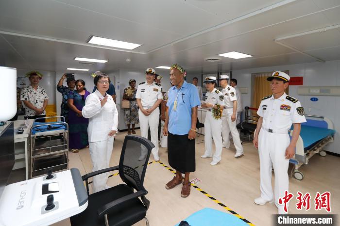 基里巴斯總統(tǒng)等政要參觀海上醫(yī)院。　徐巍 攝