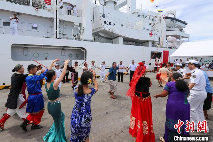 中基雙方人員在碼頭歡迎儀式上歡聚一堂?！⌒煳?攝