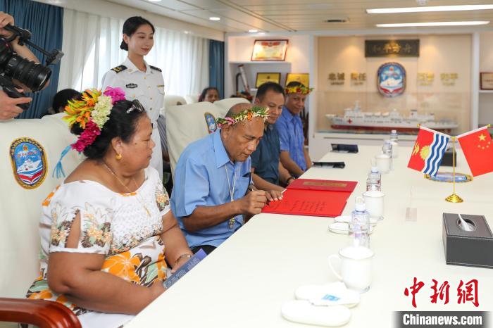 基里巴斯總統(tǒng)塔內(nèi)?！ゑR茂為“和平方舟”醫(yī)院船留言?！⌒煳?攝