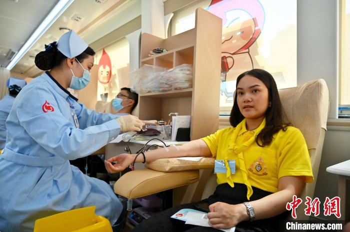 圖為獻(xiàn)血活動現(xiàn)場?！∮峋?攝