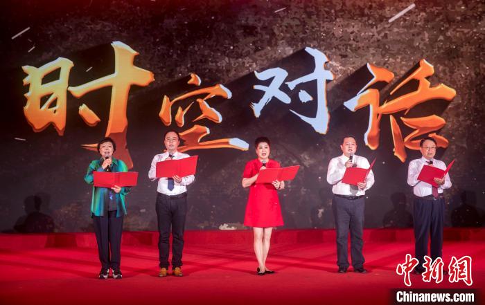 陳曉帆與顏福慶之孫顏志淵、陶行知曾孫陶侃、榮毅仁侄女榮智豐深情朗誦《與統(tǒng)戰(zhàn)先輩的時(shí)空對話》?！堦?攝