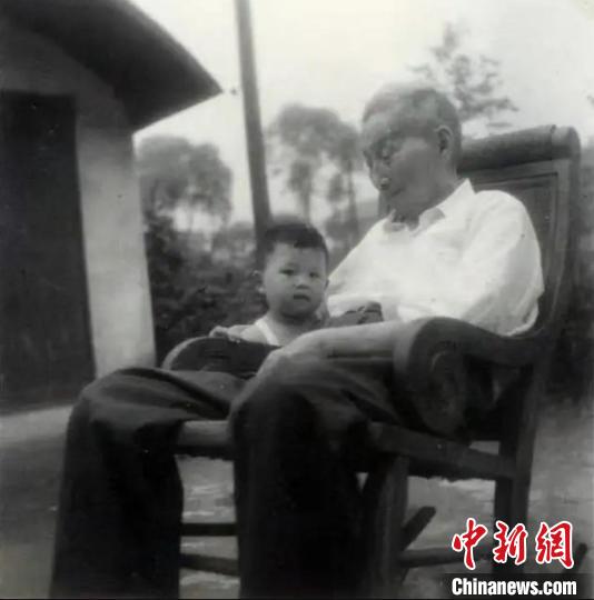 陳望道與幼年的陳曉帆?！￡悤苑﹫D