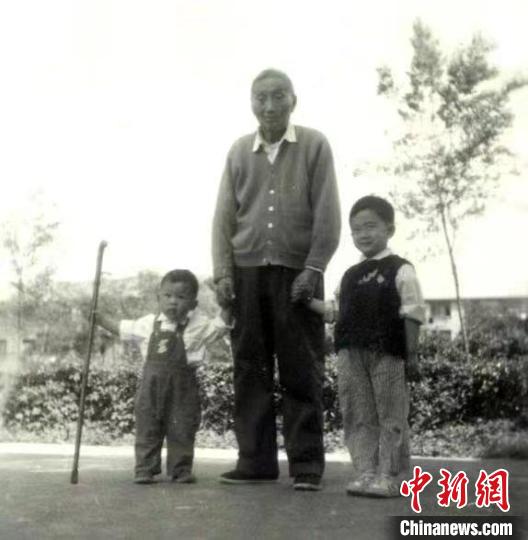 陳望道與幼年的陳曉帆(左)、陳曉帆的哥哥一起合影?！￡悤苑﹫D