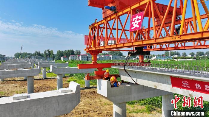 長(zhǎng)25米重80噸的箱梁平穩(wěn)、精準(zhǔn)地落在S314分離式立交橋25號(hào)和26號(hào)墩上?！⒂癫?攝