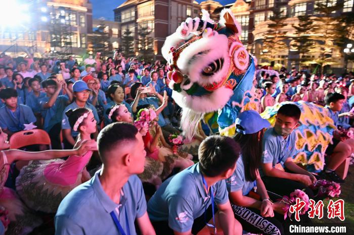 舞獅表演與現(xiàn)場(chǎng)觀眾互動(dòng)?！⊥鯑|明 攝