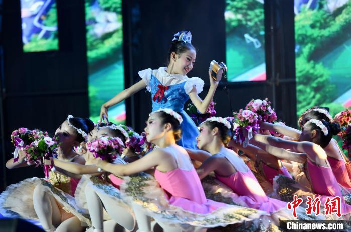 芭蕾表演《鮮花送給好朋友》?！⊥鯑|明 攝