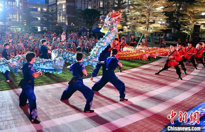 兩岸青少年同臺(tái)呈現(xiàn)龍獅表演?！⊥鯑|明 攝