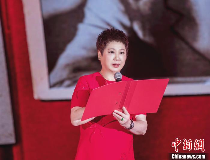 7月16日，榮智豐在2023年上海統(tǒng)戰(zhàn)文化周開幕活動中朗誦《與統(tǒng)戰(zhàn)先輩的時空對話》。　張昊 攝