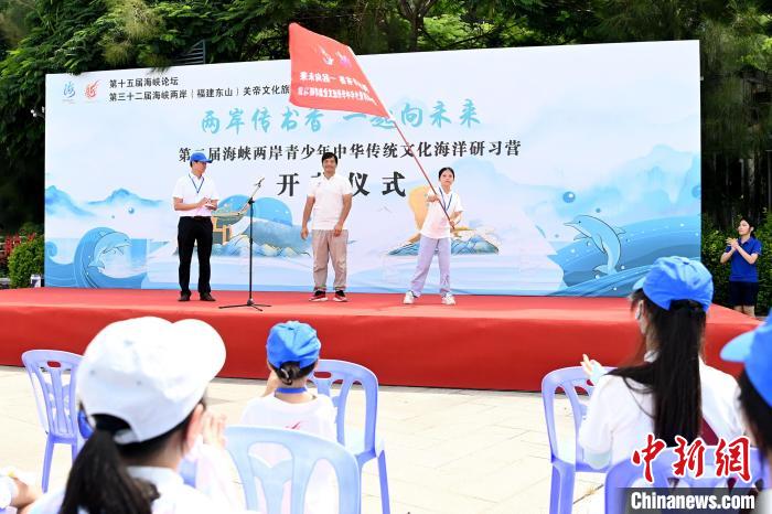 研習(xí)營(yíng)授旗儀式?！埥鸫?攝