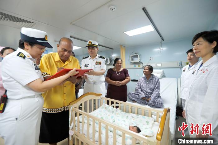 基里巴斯總統(tǒng)馬茂為新生兒取名，并在出生證明上親筆填寫寶寶名字。　黎宇 攝