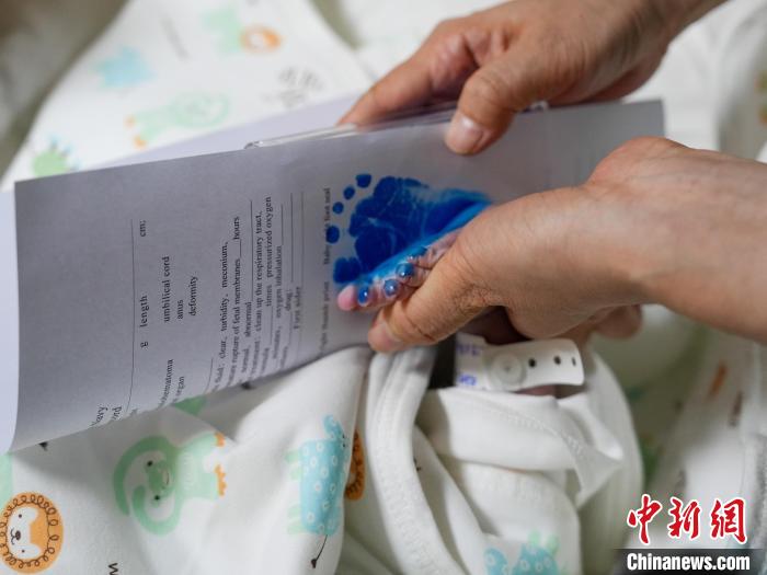 醫(yī)護人員為新生兒留下腳印?！?攝