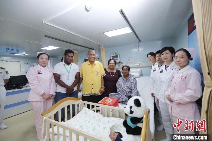 基里巴斯總統(tǒng)馬茂與海上醫(yī)院醫(yī)護人員、新生兒家人合影。　黎宇 攝