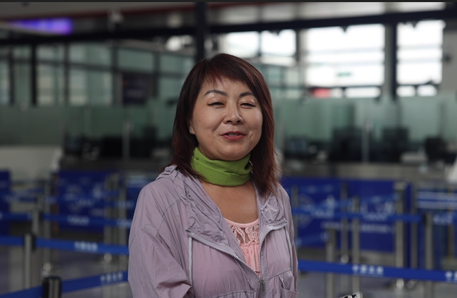 7月22日，曾經(jīng)在老撾瑯勃拉邦工作過(guò)3年的加拿大華僑孫月玲乘坐中老鐵路國(guó)際旅客列車從中國(guó)出境。衛(wèi)海林 攝