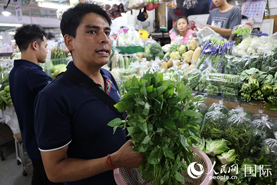 7月19日，泰國(guó)曼谷藍(lán)象餐廳員工向參加活動(dòng)的多國(guó)代表介紹如何挑選新鮮蔬菜。 人民網(wǎng)記者 張矜若攝