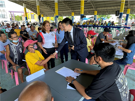 中方與菲方一道將中國援菲化肥分發(fā)至菲農戶手中。中國駐菲律賓大使館供圖