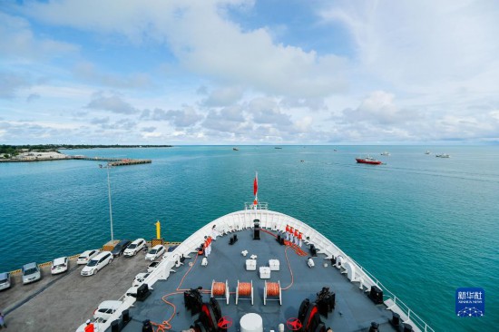 7月22日，中國海軍“和平方舟”號(hào)醫(yī)院船駛離基里巴斯首都塔拉瓦。當(dāng)?shù)貢r(shí)間22日上午10時(shí)，執(zhí)行“和諧使命-2023”任務(wù)的中國海軍“和平方舟”號(hào)醫(yī)院船圓滿結(jié)束對(duì)基里巴斯的首次訪問，駛離基里巴斯首都塔拉瓦，前往本次任務(wù)的第二站湯加努庫阿洛法港。新華社發(fā)（黎宇 攝）