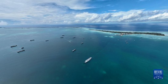 7月22日，中國海軍“和平方舟”號(hào)醫(yī)院船結(jié)束基里巴斯訪問，駛離塔拉瓦港。新華社發(fā)（桂江波 攝）