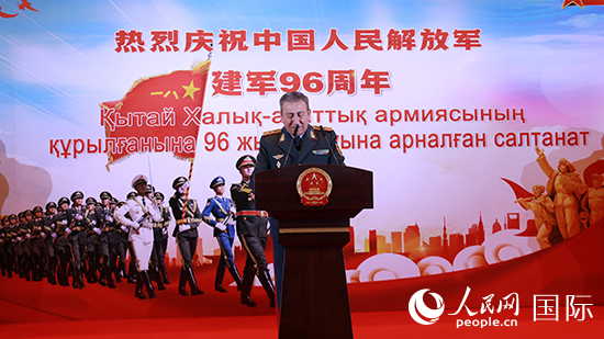 哈國防部副部長卡馬列特季諾夫中將發(fā)表致辭。人民網(wǎng)記者 李強攝
