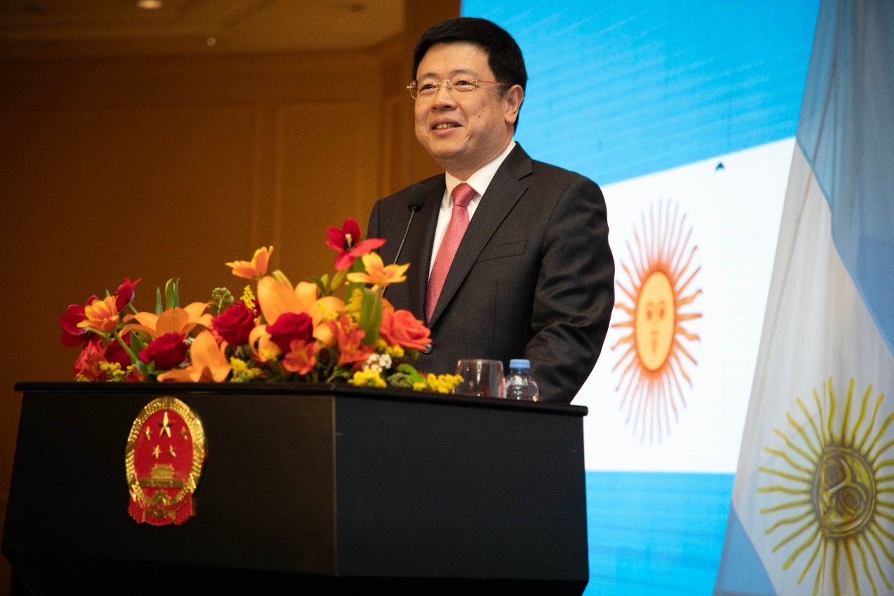 中國(guó)駐阿根廷大使鄒肖力致辭。中國(guó)駐阿根廷大使館供圖