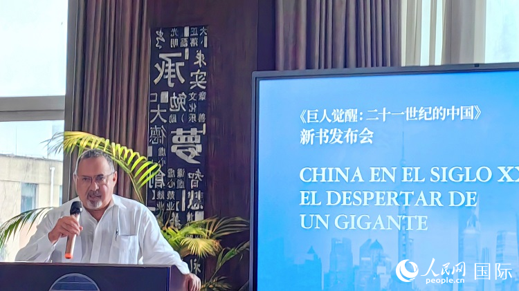 羅德里格斯博士現場介紹著作。吳志華攝