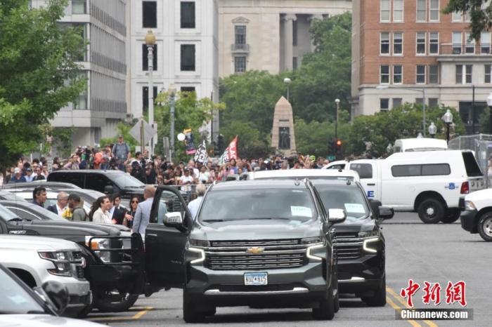 圖為特朗普出庭期間，其車隊(duì)和工作人員在聯(lián)邦法院外等待。<a target='_blank' href='/'><p  align=
