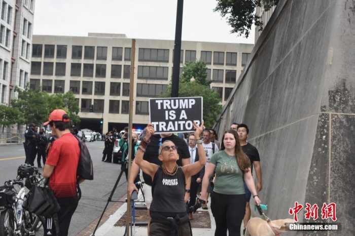 圖為聯(lián)邦法院附近的特朗普反對(duì)者。<a target='_blank' href='/'><p  align=