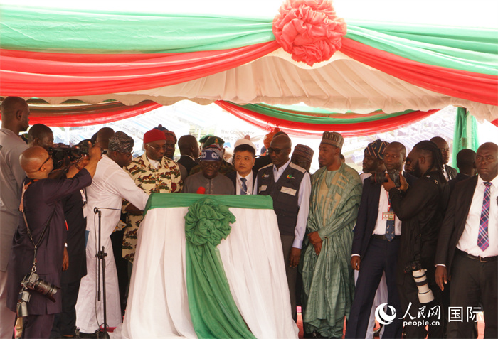 尼日利亞提努布為項(xiàng)目揭牌。人民網(wǎng)記者 姜宣攝