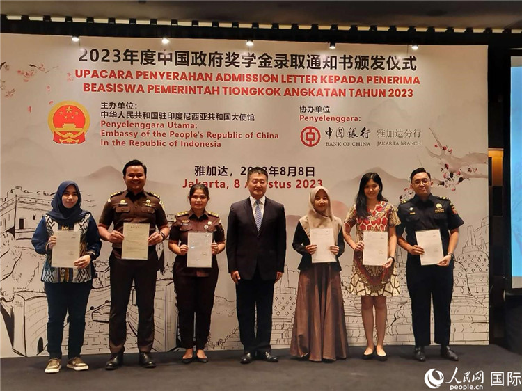 陸慷大使與獲得中國政府獎學(xué)金的印尼學(xué)子合影。 人民網(wǎng)記者 李培松攝