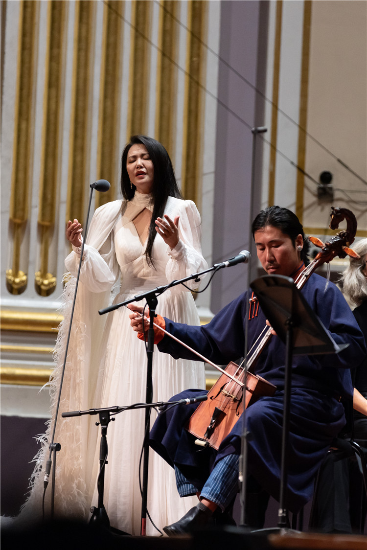 圖片說(shuō)明： 8月5日，2023愛丁堡國(guó)際藝術(shù)節(jié)開幕式音樂(lè)會(huì)《慈悲頌》的演出現(xiàn)場(chǎng)。藝術(shù)節(jié)組委會(huì)供圖